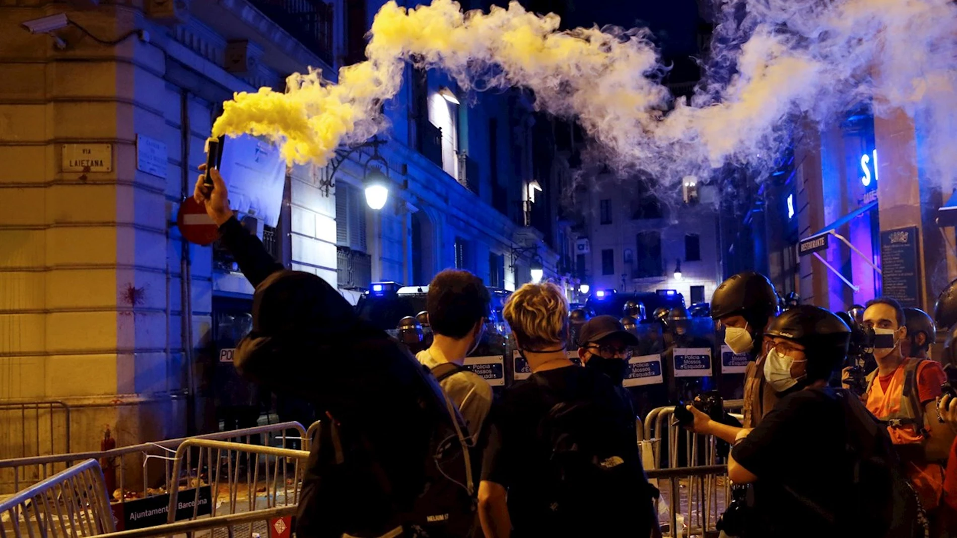 Altercados frente a la Jefatura de la Policía Nacional tras la manifestación por la Diada en Barcelona