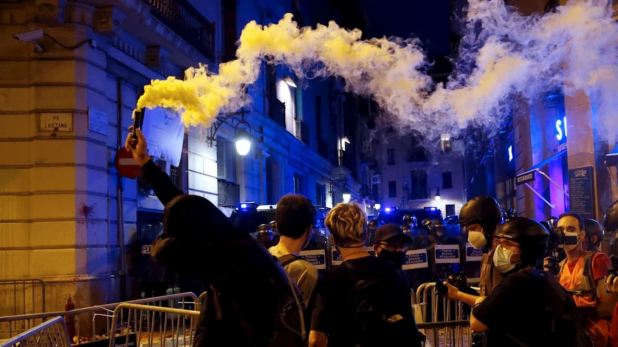 Altercados frente a la Jefatura de la Policía Nacional tras la manifestación por la Diada en Barcelona