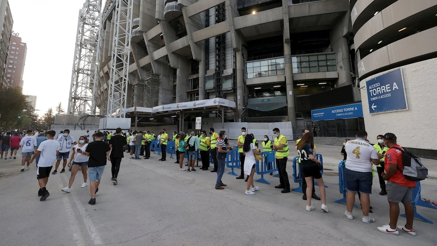 El público accediendo al Santiago Bernabéu El público accediendo al Santiago Bernabéu