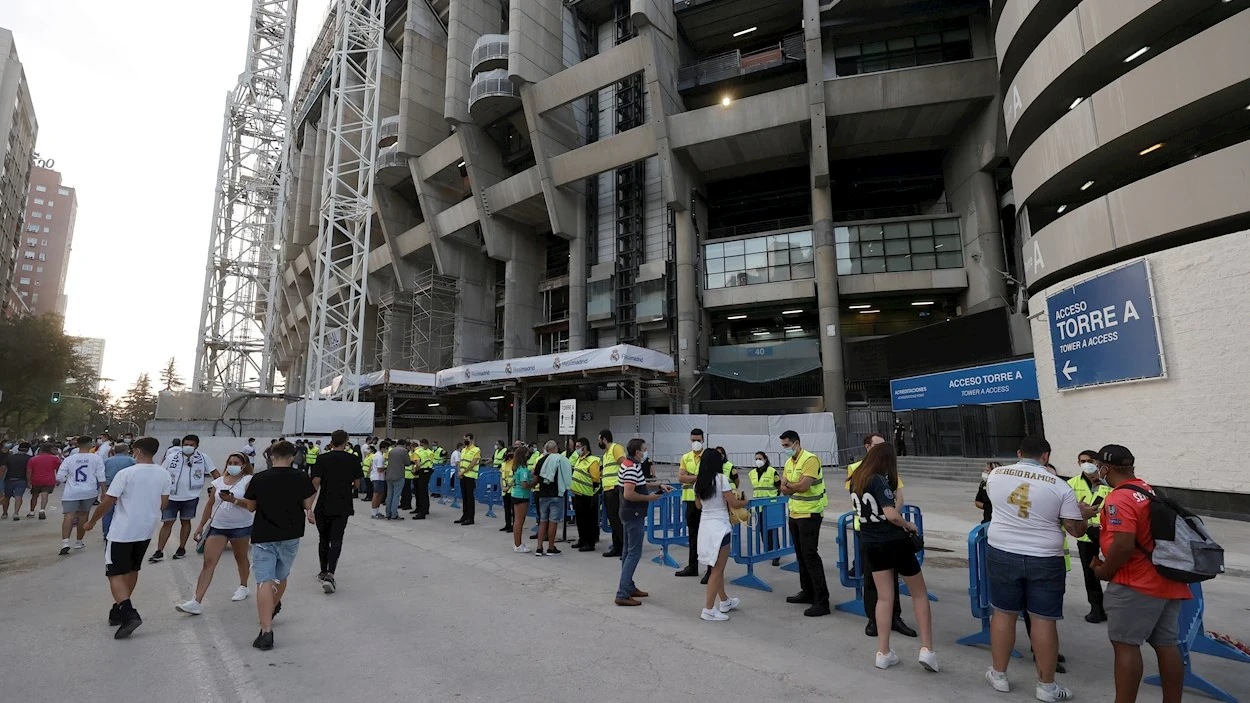 El público accediendo al Santiago Bernabéu