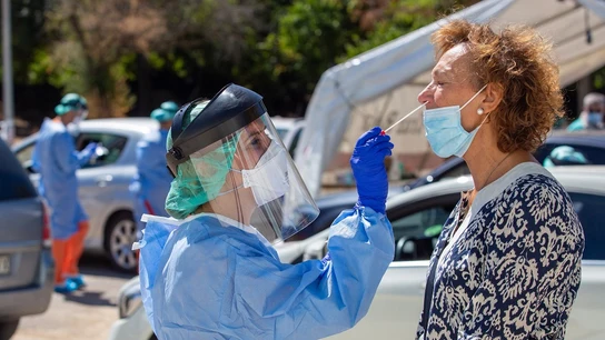 Personal sanitario realiza pruebas de diagnóstico para detectar el coronavirus Personal sanitario realiza pruebas de diagnóstico para detectar el coronavirus