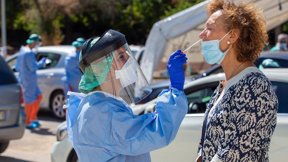 Personal sanitario realiza pruebas de diagnóstico para detectar el coronavirus