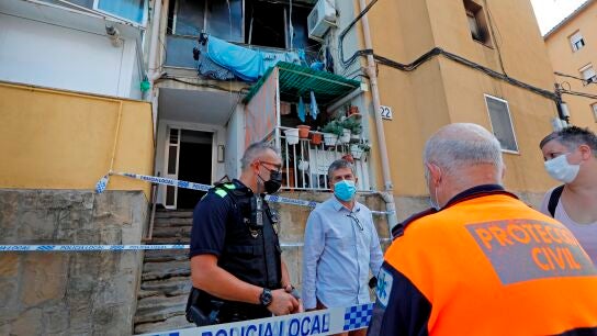 El alcalde de Olesa, Miquel Riera, en el exterior del domicilio siniestrado en la calle Jaume Duran.