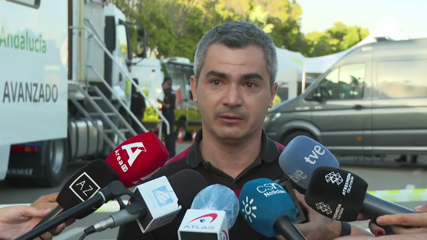 La desesperación entre lágrimas del alcalde de Genalguacil después de que el incendio alcance las casas: "No voy a permitirlo" La desesperación entre lágrimas del alcalde de Genalguacil después de que el incendio alcance las casas: "No voy a permitirlo"