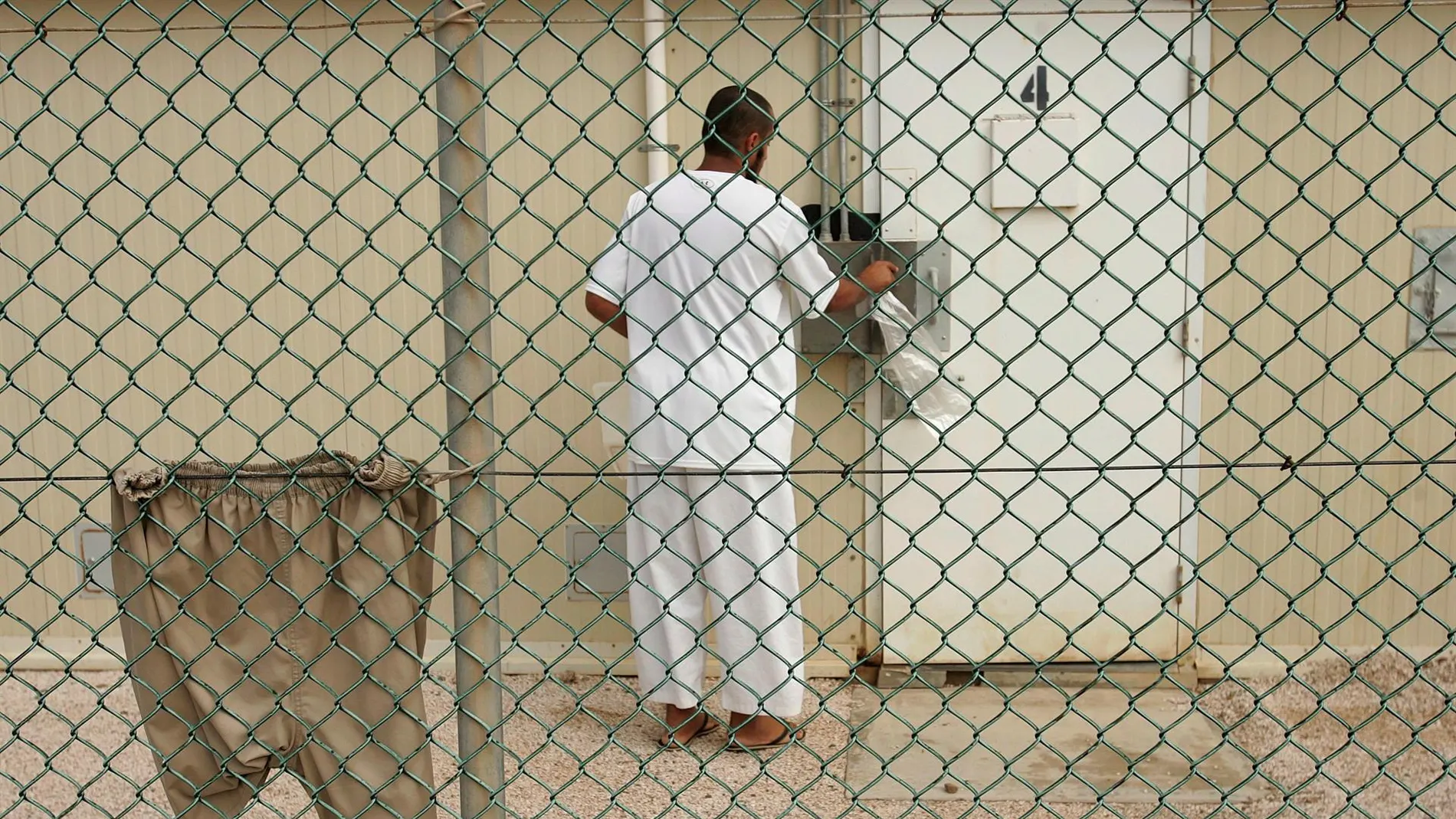 Foto de archivo, distribuida por el departamento de Defensa estadounidense, de un preso en el campamento Delta 4 de la base de Guantánamo en Cuba.