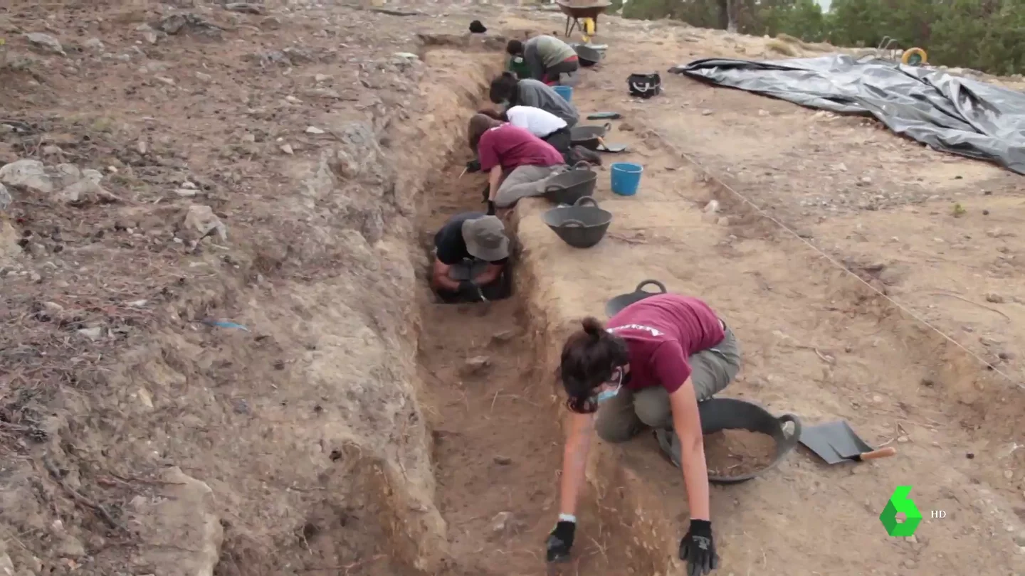 Un grupo de personas trabaja en las labores de excavación en Griegos Un grupo de personas trabaja en las labores de excavación en Griegos
