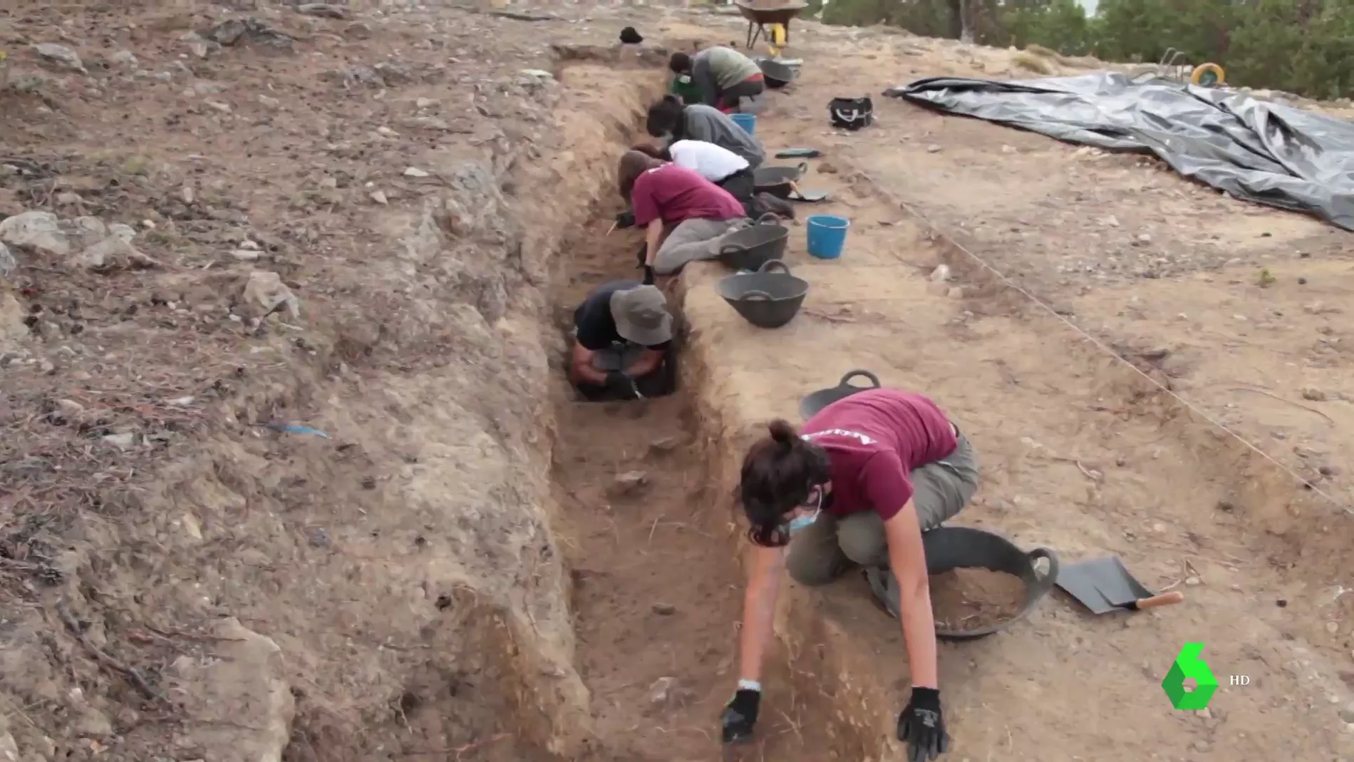 Un grupo de personas trabaja en las labores de excavación en Griegos