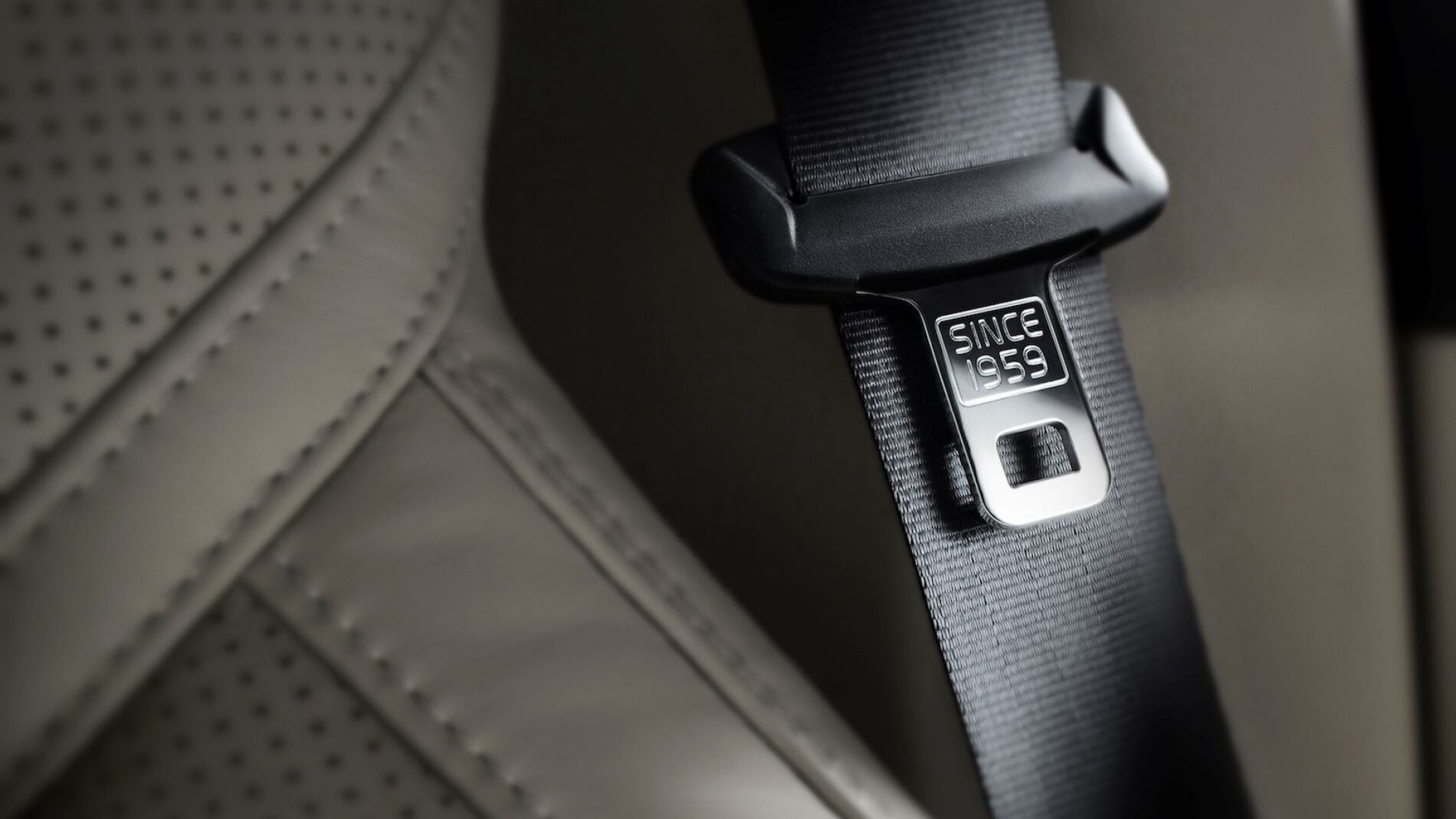 El peligro de no llevar cinturón de seguridad en las plazas posteriores 