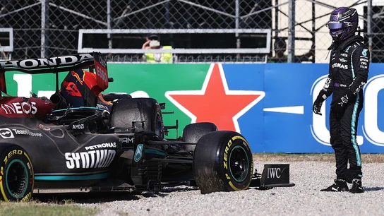 Hamilton se queda mirando su Mercedes Hamilton se queda mirando su Mercedes