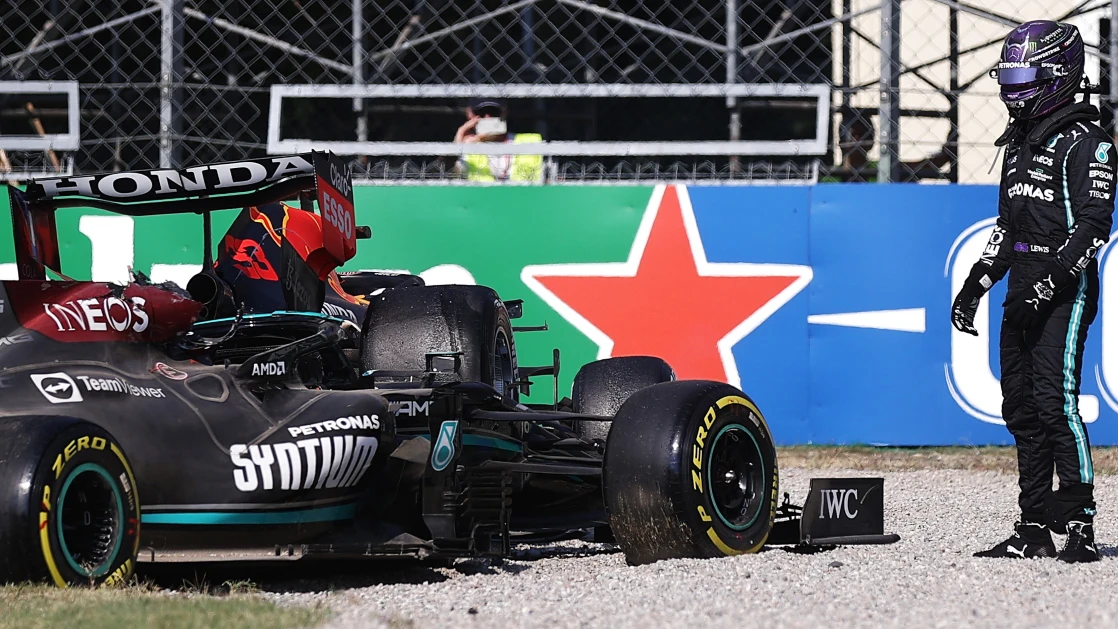 Hamilton se queda mirando su Mercedes