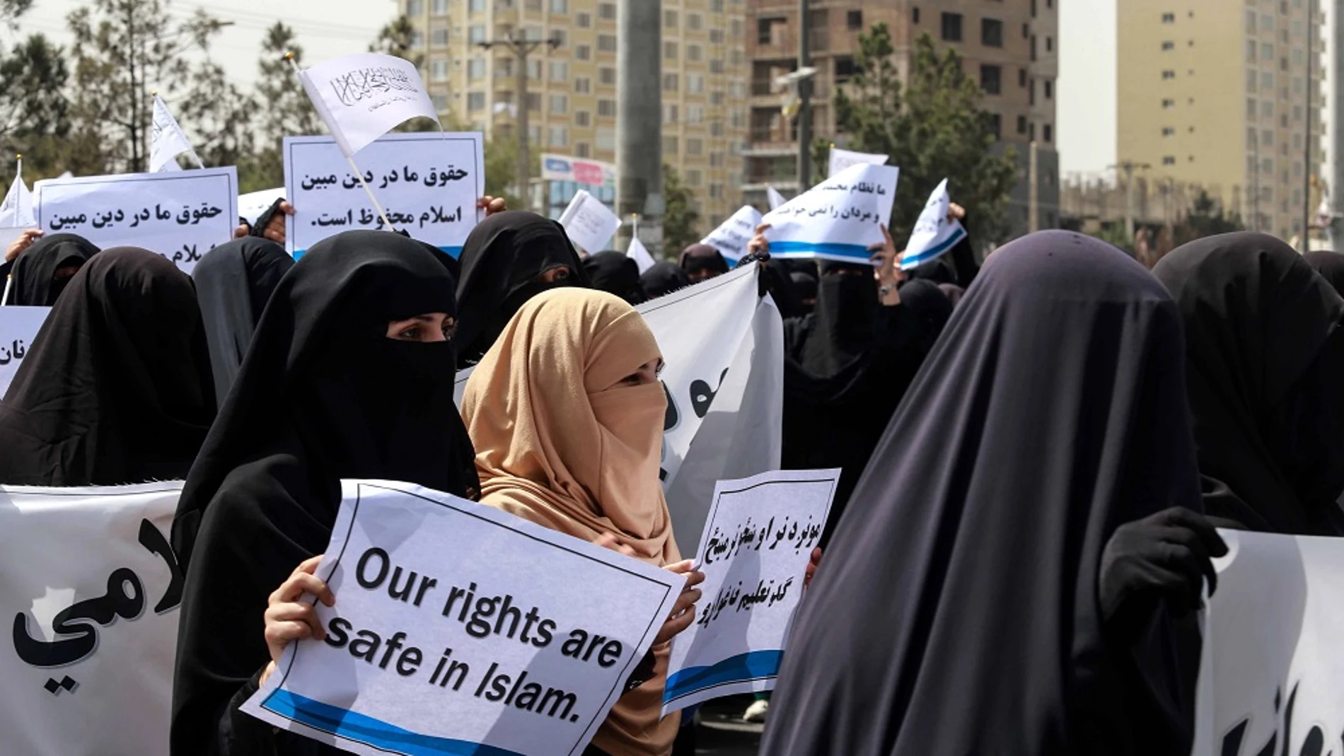 Manifestación de mujeres en apoyo a los talibanes