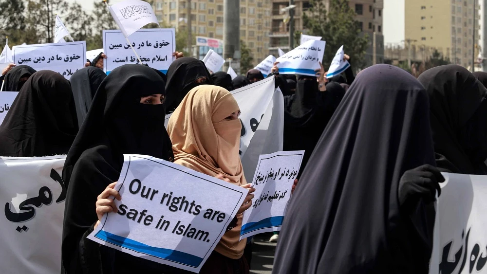 Manifestación de mujeres en apoyo a los talibanes