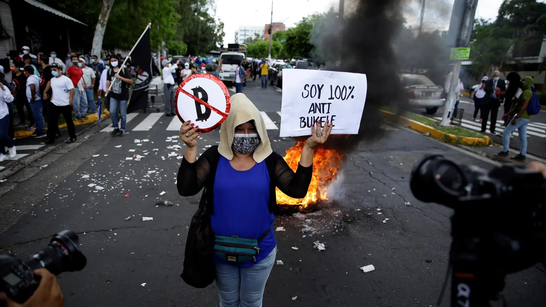 Una mujer participa en una marcha contra el bitcóin y el Gobierno de Nayib Bukele en San Salvador