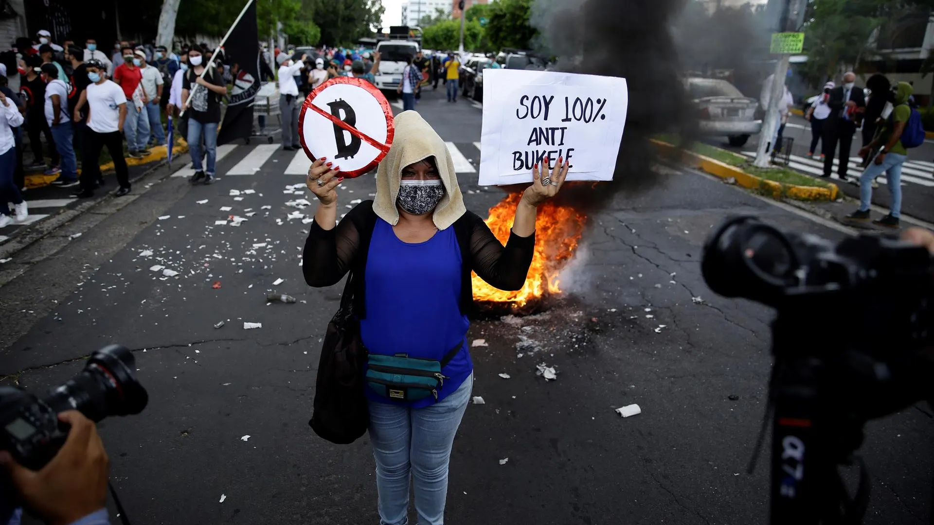 Una mujer participa en una marcha contra el bitcóin y el Gobierno de Nayib Bukele en San Salvador