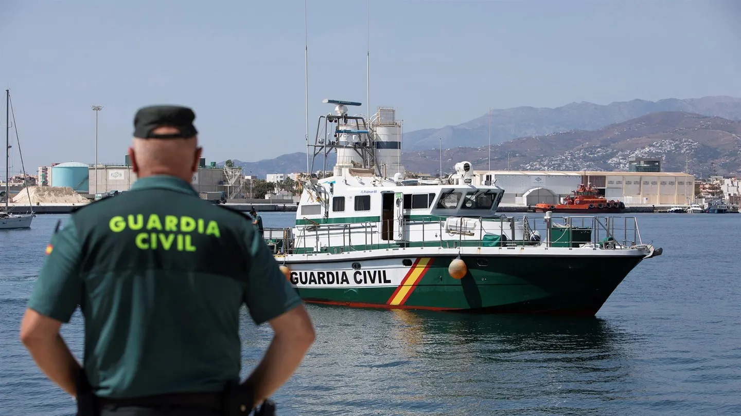 Imagen de archivo de un agente del Servicio Marítimo de la Guardia Civil. Imagen de archivo de un agente del Servicio Marítimo de la Guardia Civil.