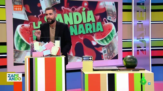 La surrealista respuesta de una espectadora en el concurso de 'La sandía millonaria': "Quiero la tarjeta de 'El Hormiguero'" La surrealista respuesta de una espectadora en el concurso de 'La sandía millonaria': "Quiero la tarjeta de 'El Hormiguero'"