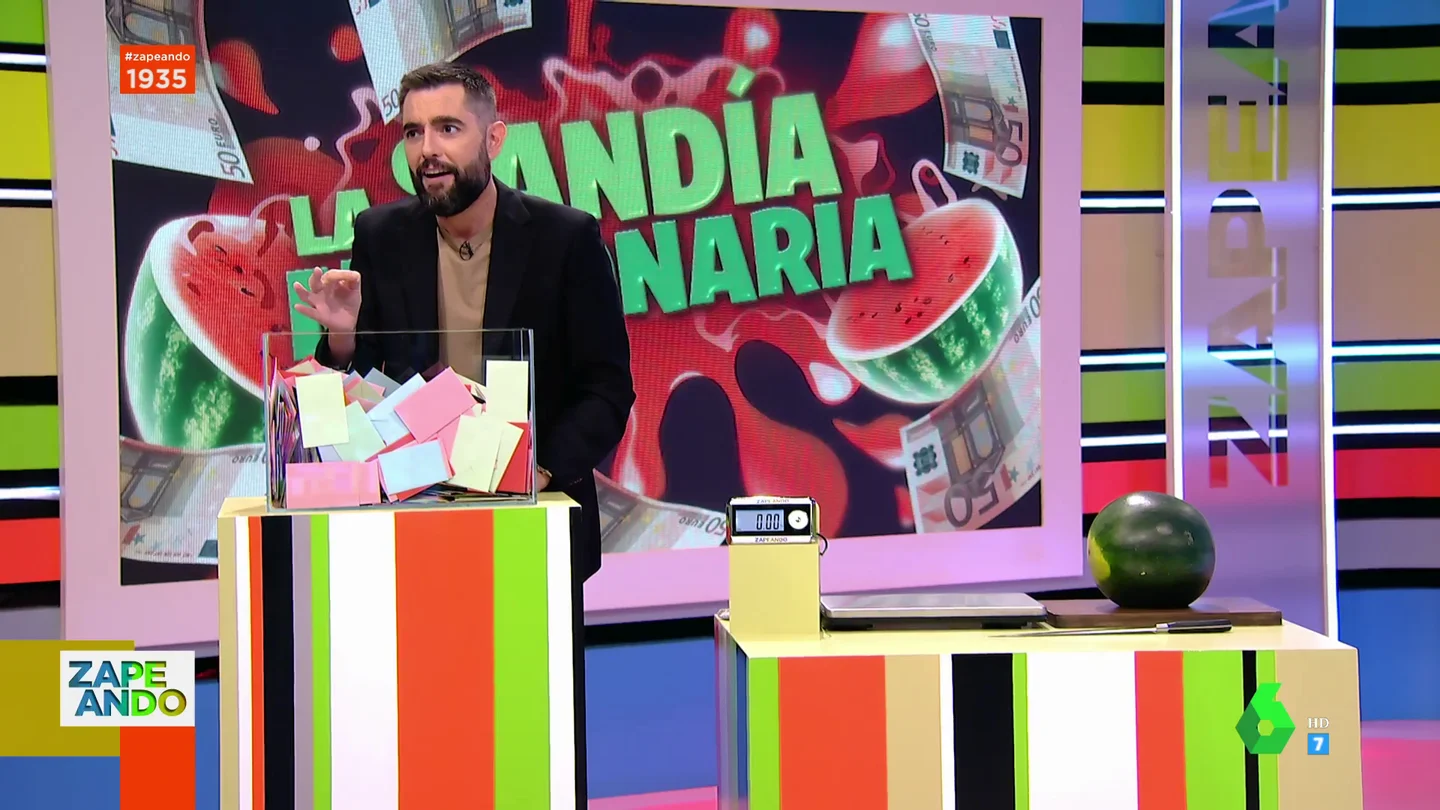 La surrealista respuesta de una espectadora en el concurso de 'La sandía millonaria': "Quiero la tarjeta de 'El Hormiguero'" La surrealista respuesta de una espectadora en el concurso de 'La sandía millonaria': "Quiero la tarjeta de 'El Hormiguero'"