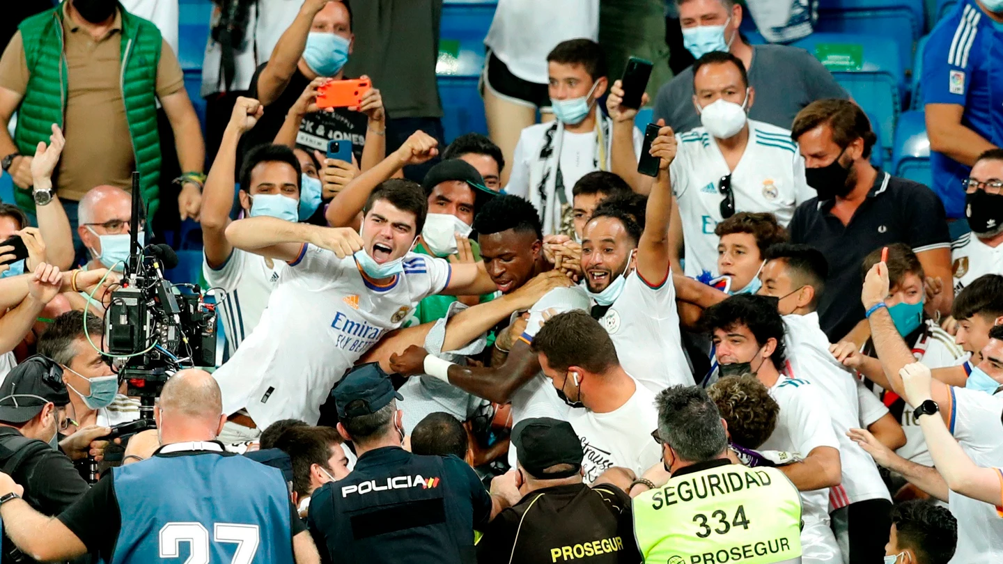 Vinicius saltó a la grada, se abrazó con la afición... ¡y le rescató la Policía! Vinicius saltó a la grada, se abrazó con la afición... ¡y le rescató la Policía!