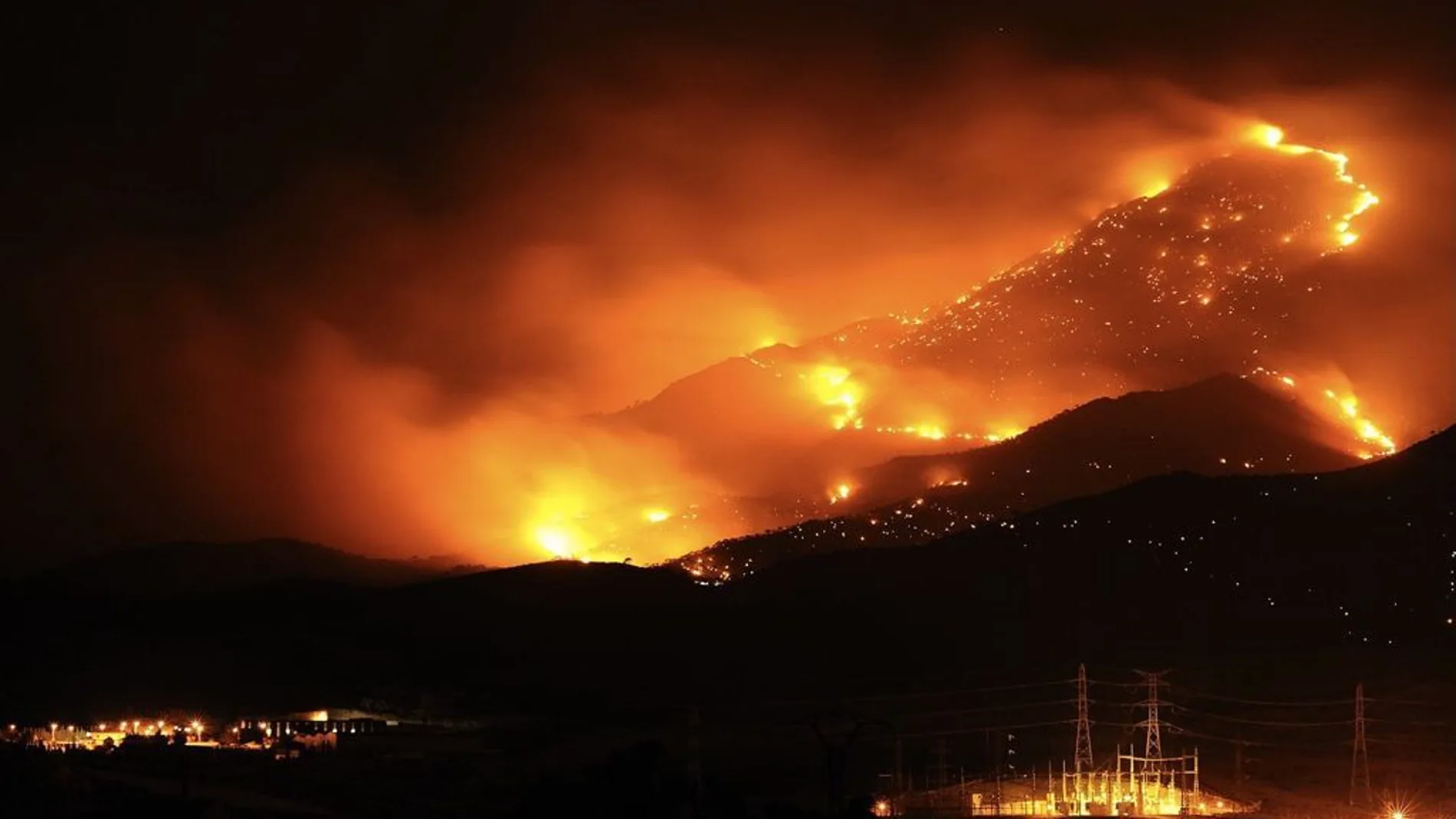 Empeora la situación del incendio en Sierra Bermeja (Málaga)