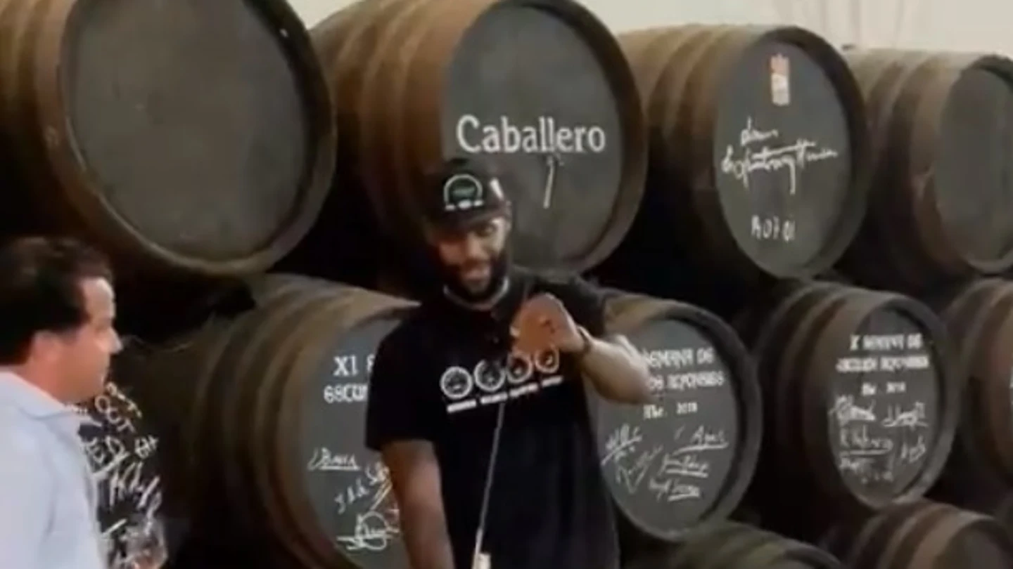 LeBron James, venenciando vino en una bodega de Jerez LeBron James, venenciando vino en una bodega de Jerez