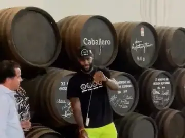 LeBron James, venenciando vino en una bodega de Jerez