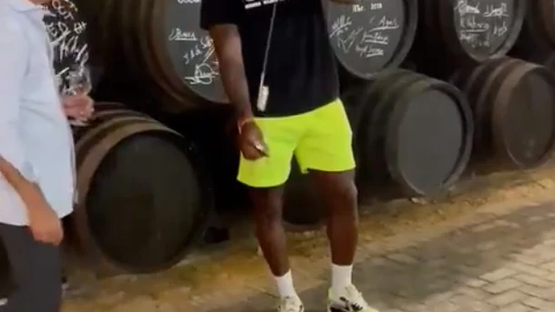 LeBron James, venenciando vino en una bodega de Jerez