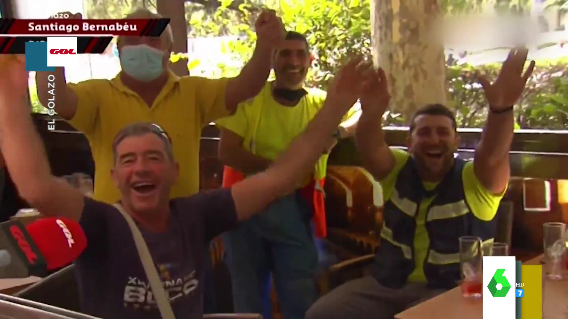 El divertido troleo de unos aficionados del Atlético a un reportero que les pide cantar el himno del Madrid en directo