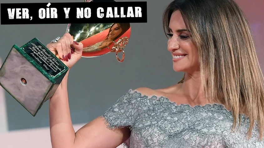 Penélope Cruz posa con su galardón en el Festival de Venecia