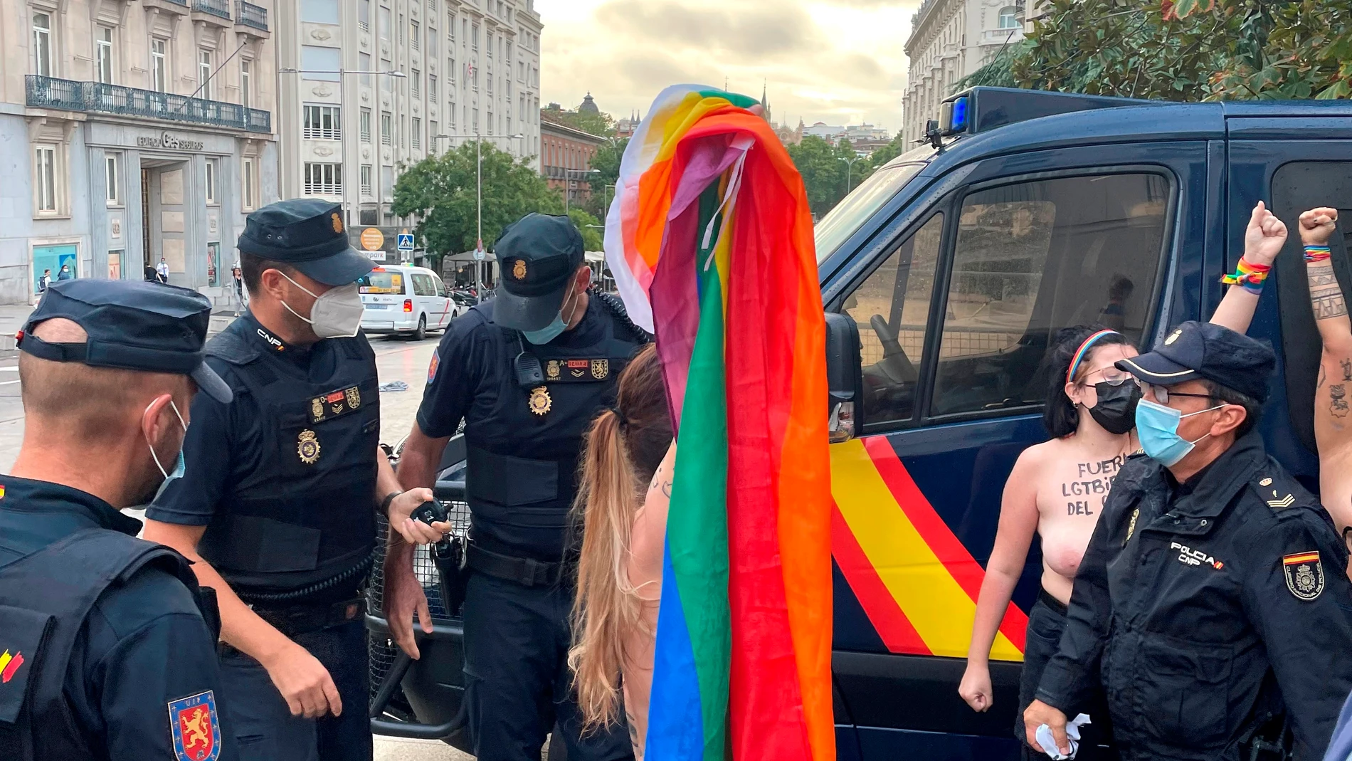 Protesta de Femen contra los ataques homófobos