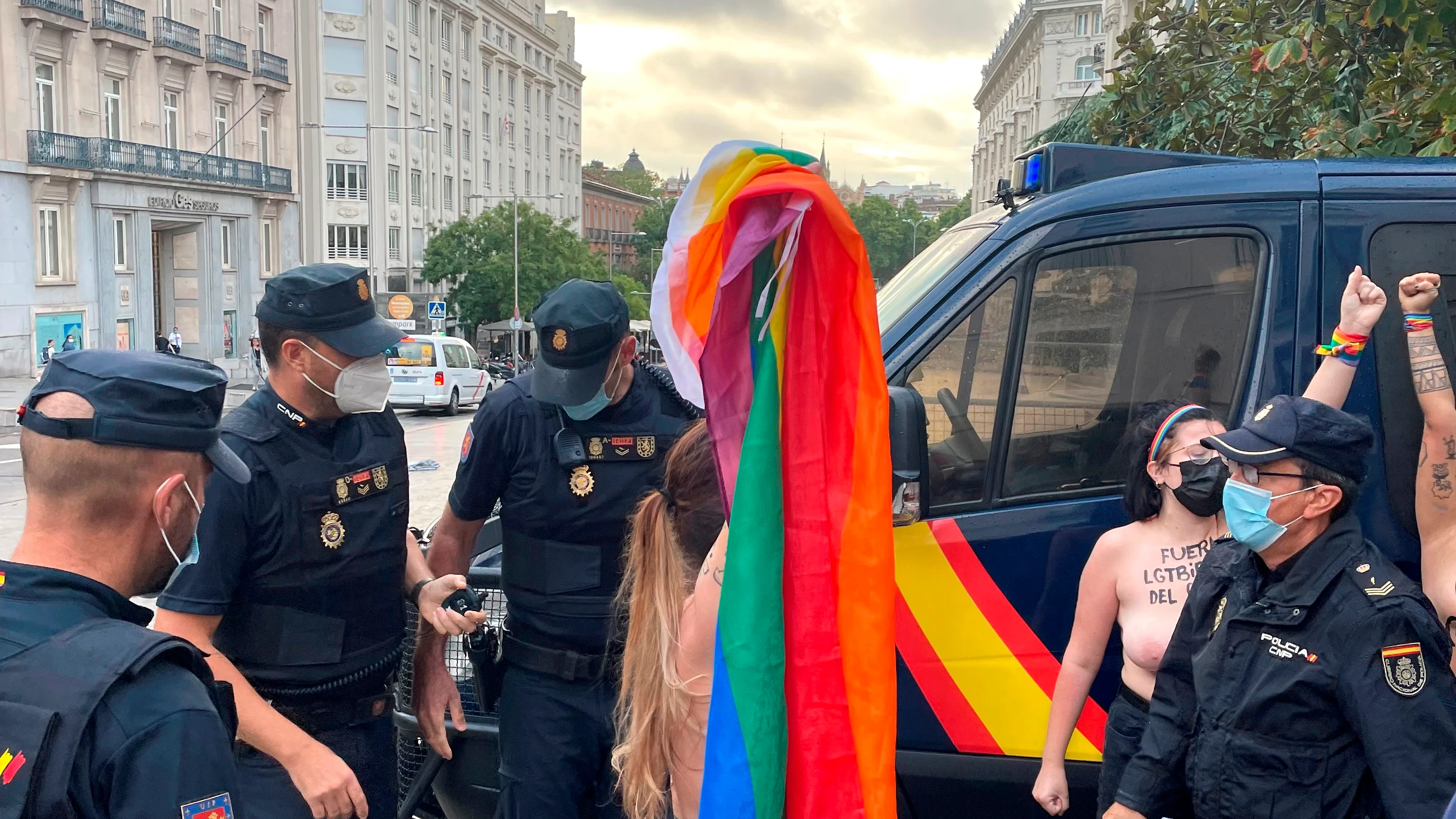 Protesta de Femen contra los ataques homófobos