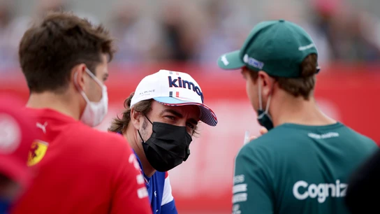 Fernando Alonso charla con Sebastian Vettel Fernando Alonso charla con Sebastian Vettel