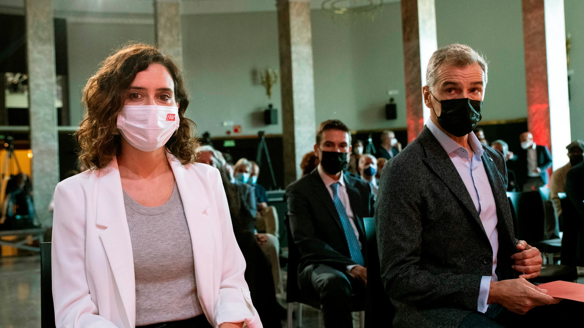 La presidenta de la Comunidad de Madrid, Isabel Díaz Ayuso, junto al director de la Oficina del Español, Toni Cantó