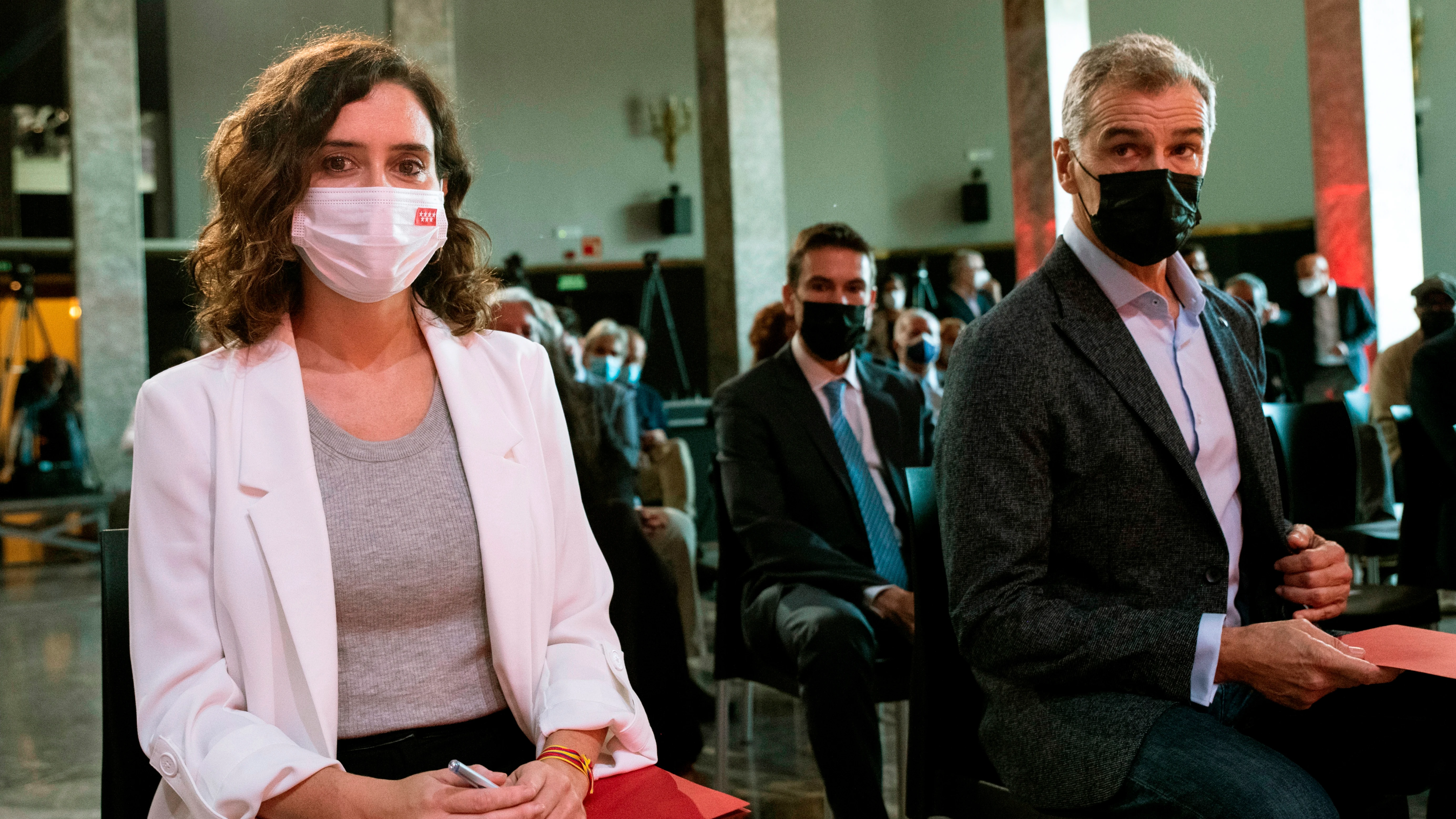 La presidenta de la Comunidad de Madrid, Isabel Díaz Ayuso, junto al director de la Oficina del Español, Toni Cantó