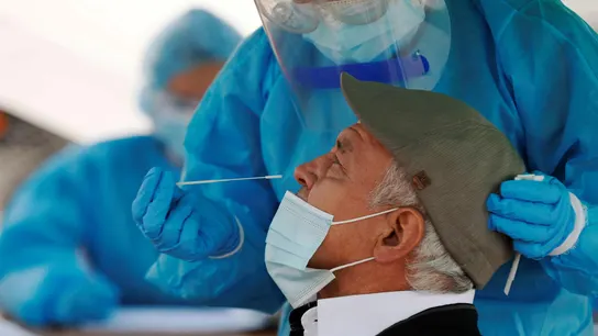 Un hombre haciéndose una prueba PCR Un hombre haciéndose una prueba PCR