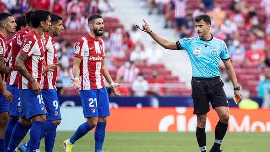 Gil Manzano, ante las protestas de los jugadores del Atlético Gil Manzano, ante las protestas de los jugadores del Atlético