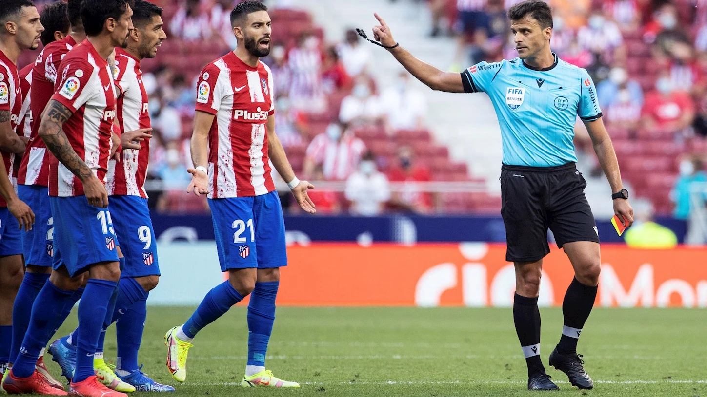 Gil Manzano, ante las protestas de los jugadores del Atlético