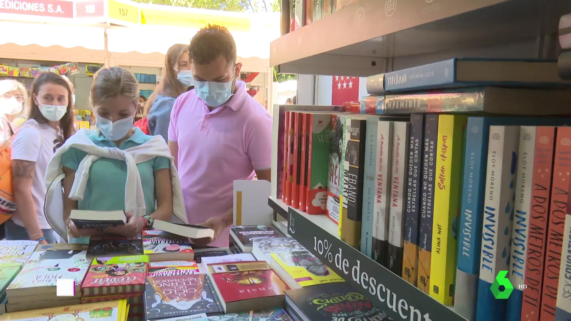 Imagen de personas en la Feria del Libro de Madrid