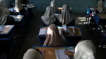 Niñas afganas asisten a una clase en una escuela en Kabul