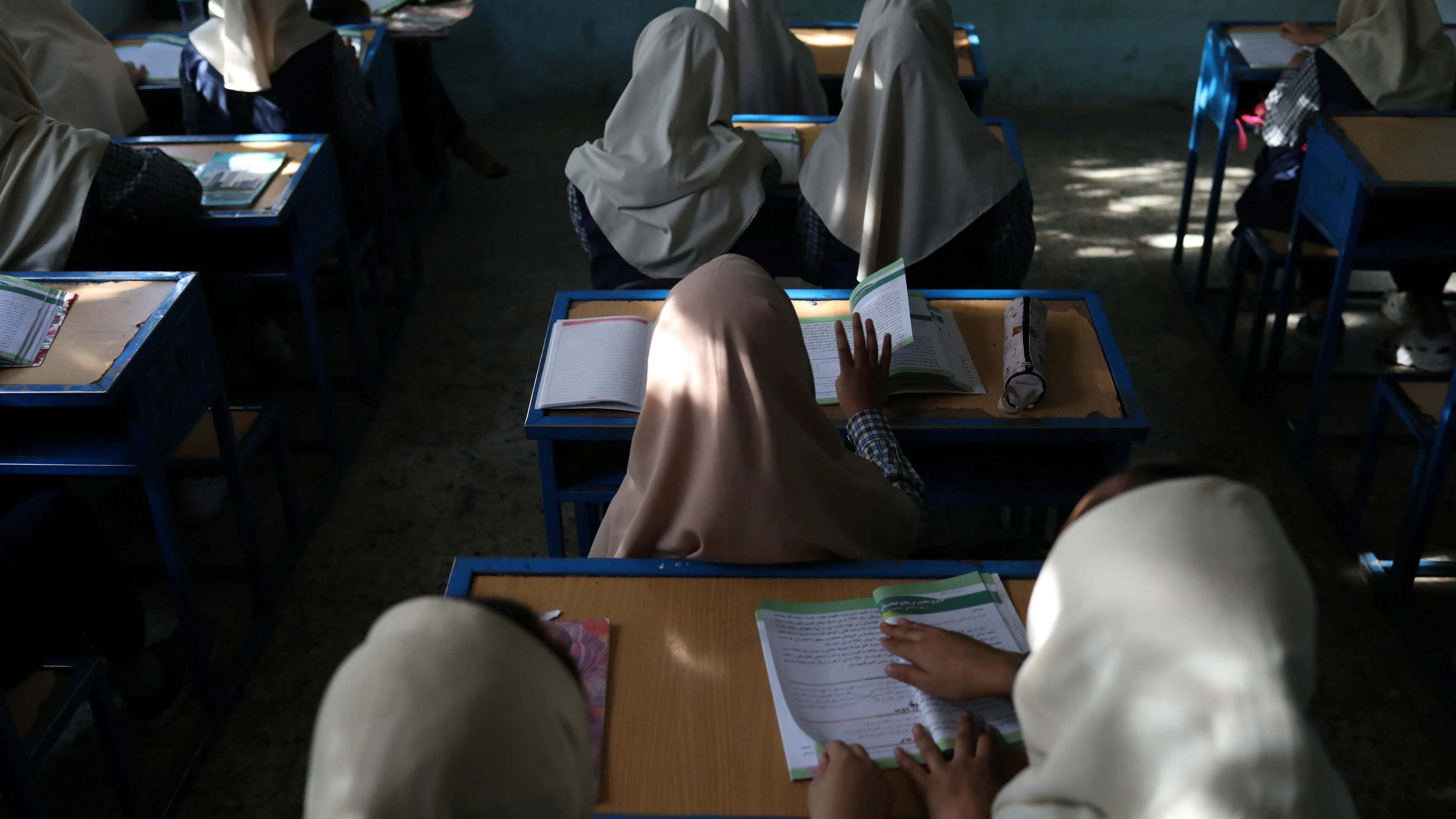 Niñas afganas asisten a una clase en una escuela en Kabul