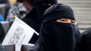 Imagen de una mujer con burka en Afganistán