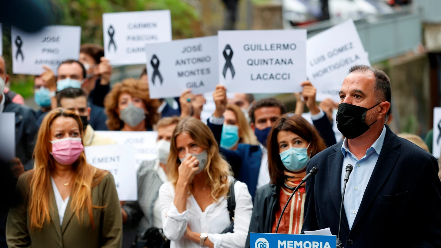 El presidente del PP vasco, Carlos Iturgaiz, ha presidido este sábado un acto convocado por esta formación frente al local El presidente del PP vasco, Carlos Iturgaiz, ha presidido este sábado un acto convocado por esta formación frente al local