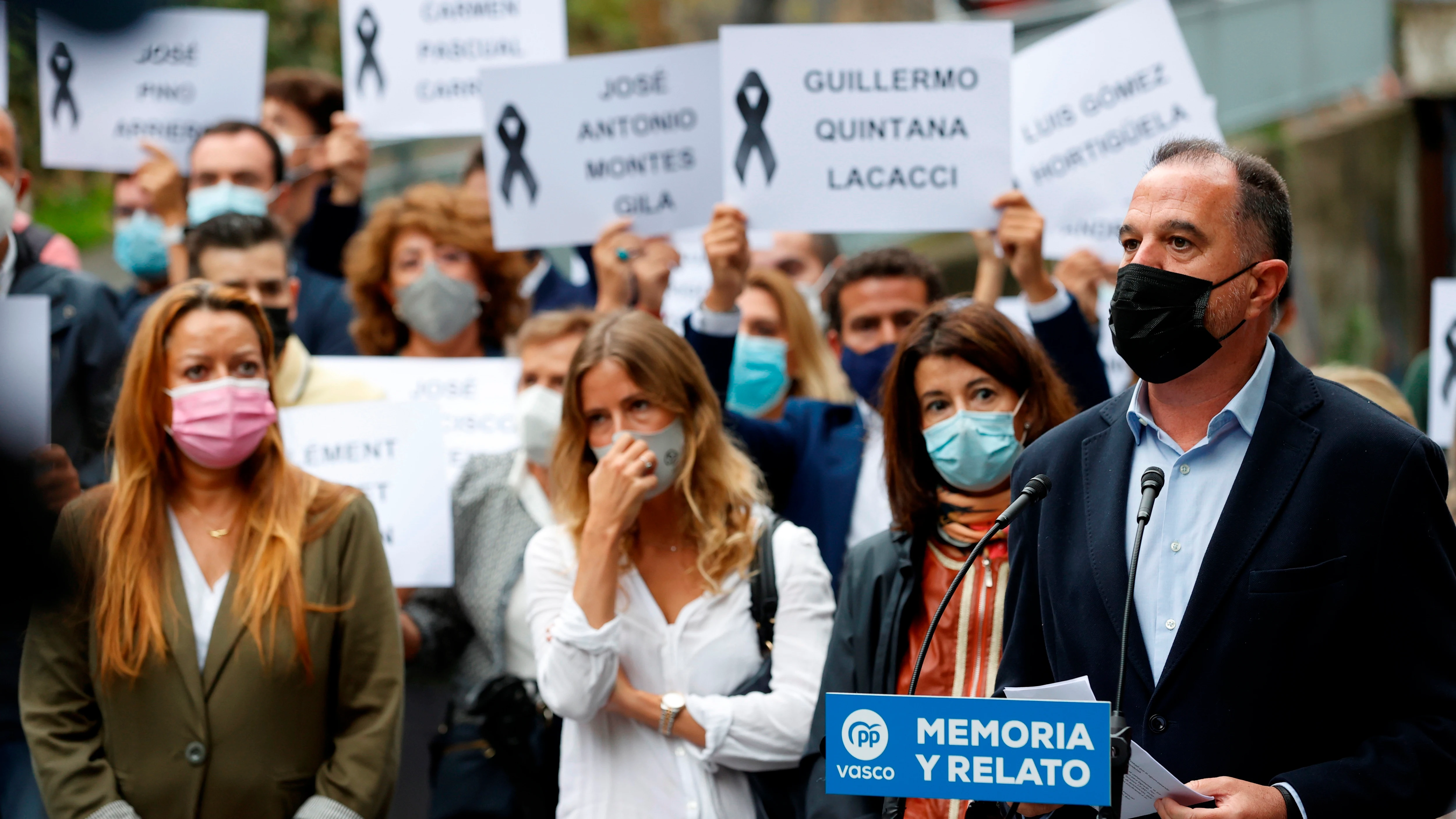 El presidente del PP vasco, Carlos Iturgaiz, ha presidido este sábado un acto convocado por esta formación frente al local