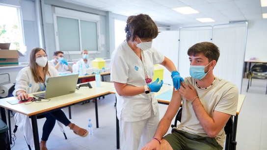 Un joven se vacuna en el centro de vacunación sin cita previa que se ha montado en la Universidad de Girona Un joven se vacuna en el centro de vacunación sin cita previa que se ha montado en la Universidad de Girona