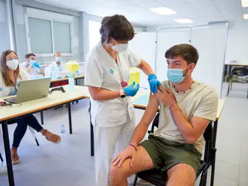 Un joven se vacuna en el centro de vacunación sin cita previa que se ha montado en la Universidad de Girona