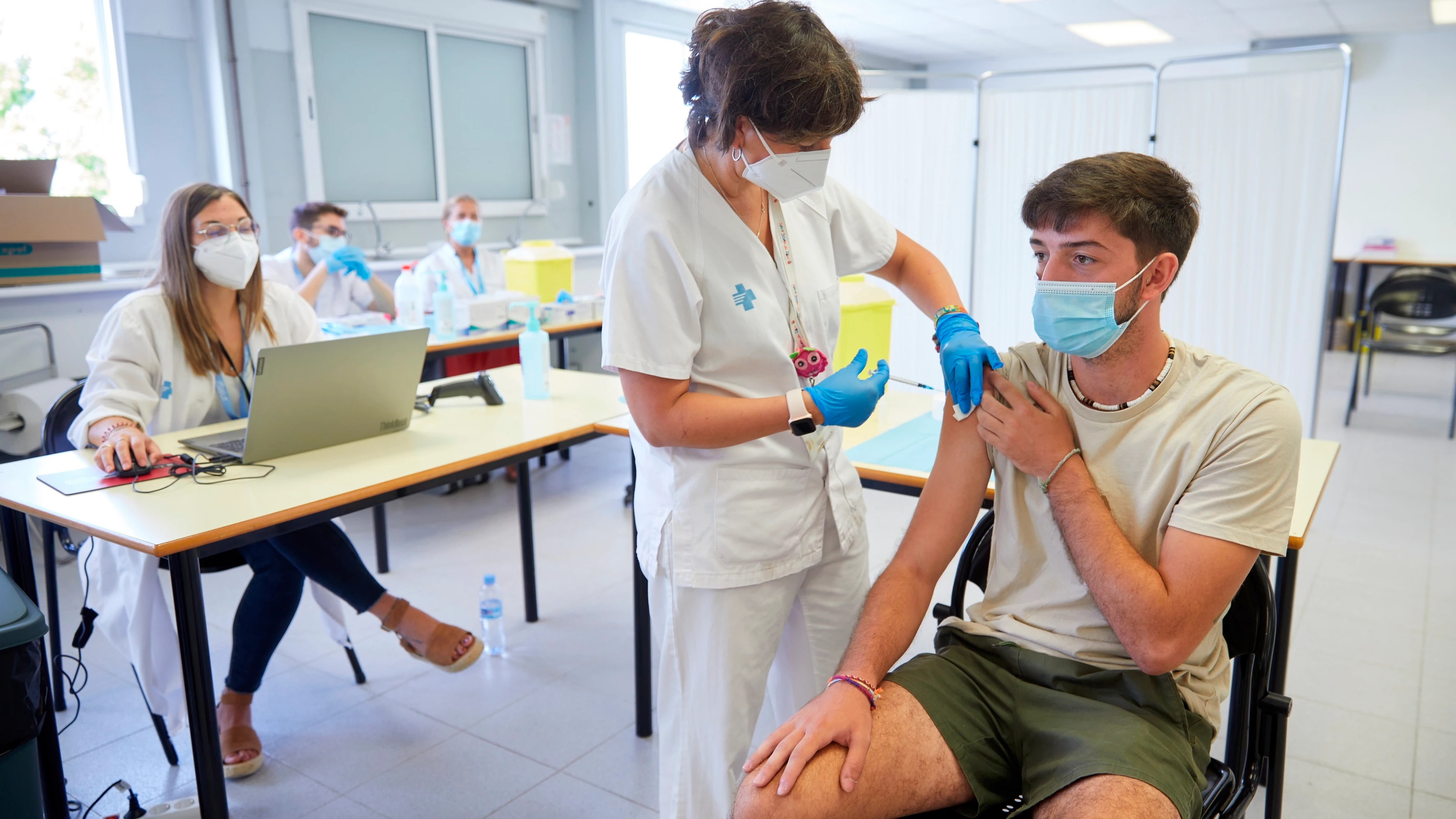 Un joven se vacuna en el centro de vacunación sin cita previa que se ha montado en la Universidad de Girona