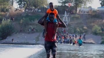 Migrantes procedentes de Haití cruzan el rio Bravo