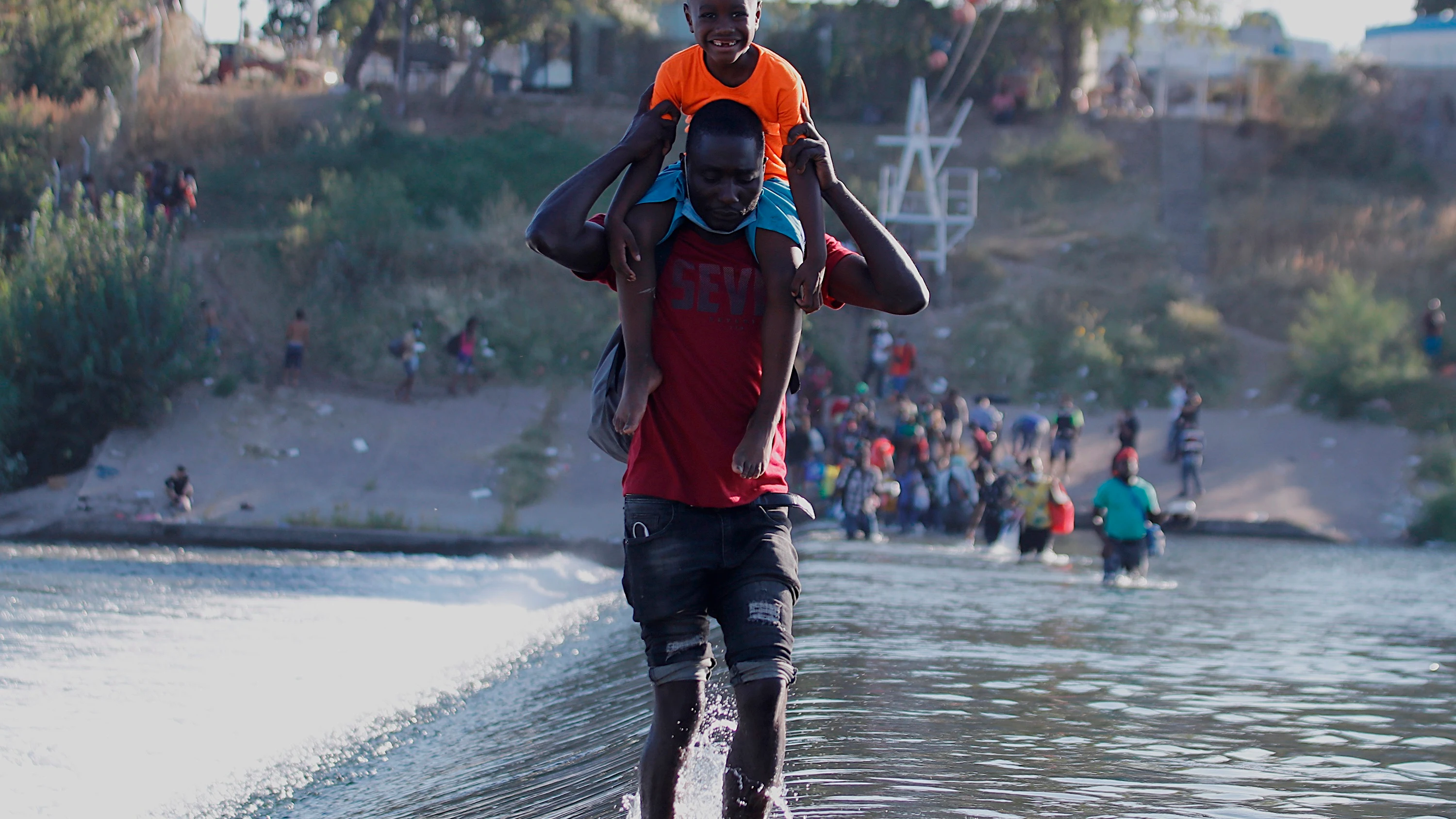 Migrantes procedentes de Haití cruzan el rio Bravo