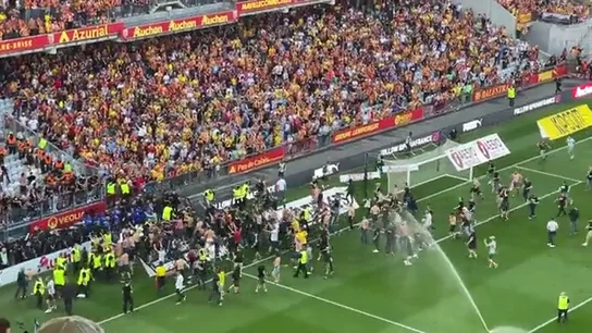 Los ultras del Lens invaden su campo Los ultras del Lens invaden su campo