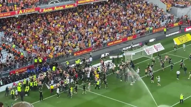 Los ultras del Lens invaden su campo