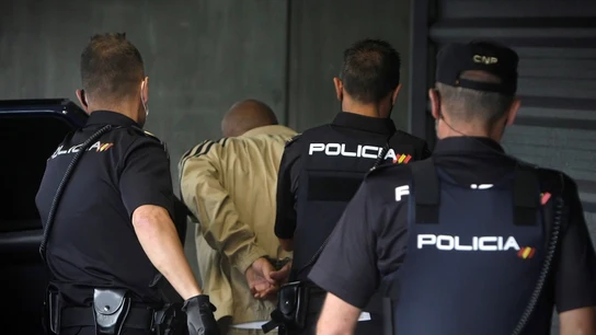 Imagen del momento en el que el presunto asesino de una mujer de 52 años es conducido a los juzgados de A Coruña Imagen del momento en el que el presunto asesino de una mujer de 52 años es conducido a los juzgados de A Coruña